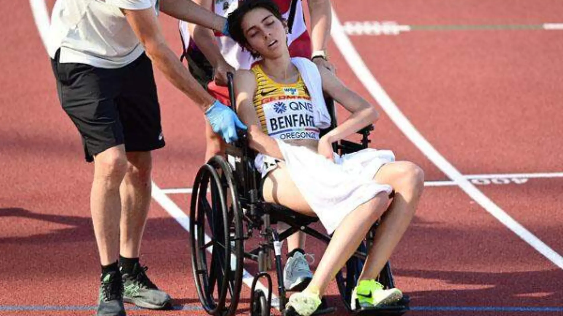 ¡Impactante! La atleta Sara Benfares sufre desmayo durante Campeonato Mundial Oregon22